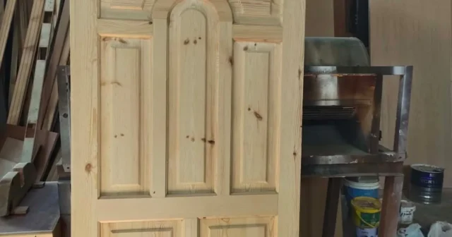 باب خشب محفور بزخارف قبل التشطيب في المنجرة