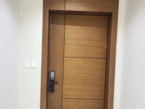 باب خشب مسطّح مركّب مع تكسية خشب للجدار حتى السقف