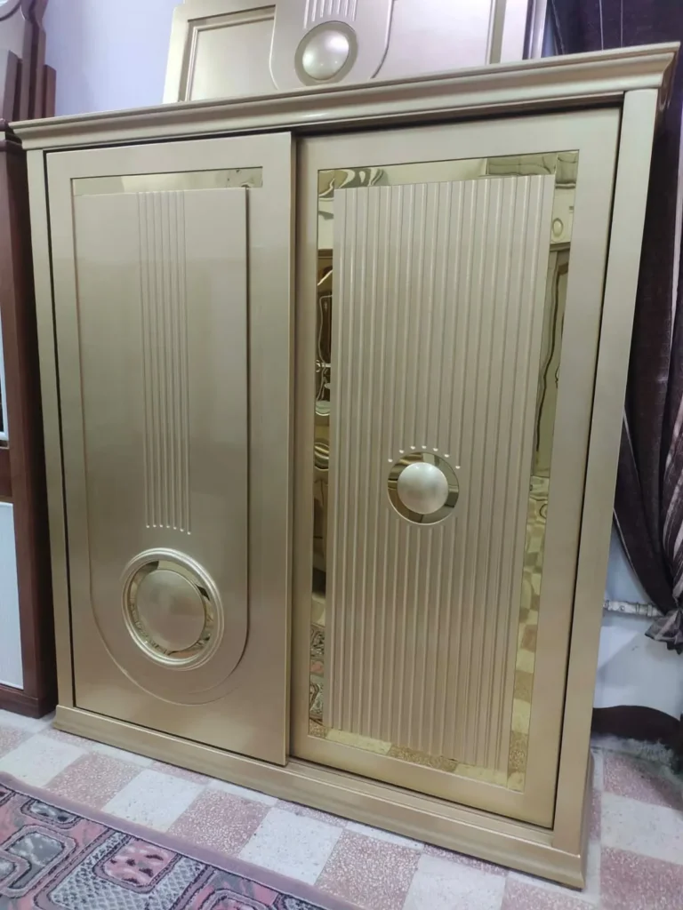 دولاب بابين سحاب بلون شامبين مع تفاصيل ذهبية