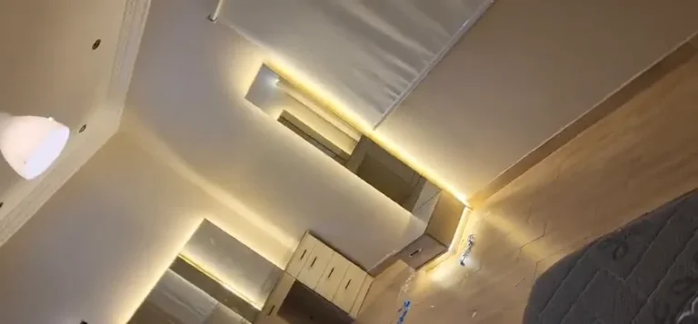 تسريحة بمرآة وإضاءة LED وخزانة بواجهة زجاج