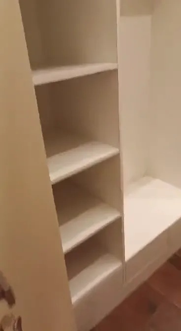 جولة داخل غرفة ملابس بأرفف وأدراج