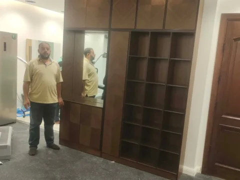 خزانة جدارية مع مكتبة أرفف وفتحة مرآة بعد التركيب