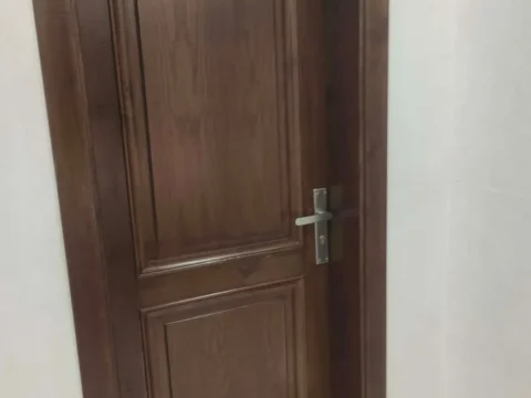 باب غرفة خشب بلون الجوز بعد التركيب